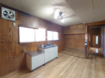 ���Ɍ������s�a�򒬂̌ˌ����݂̃L�b�`��