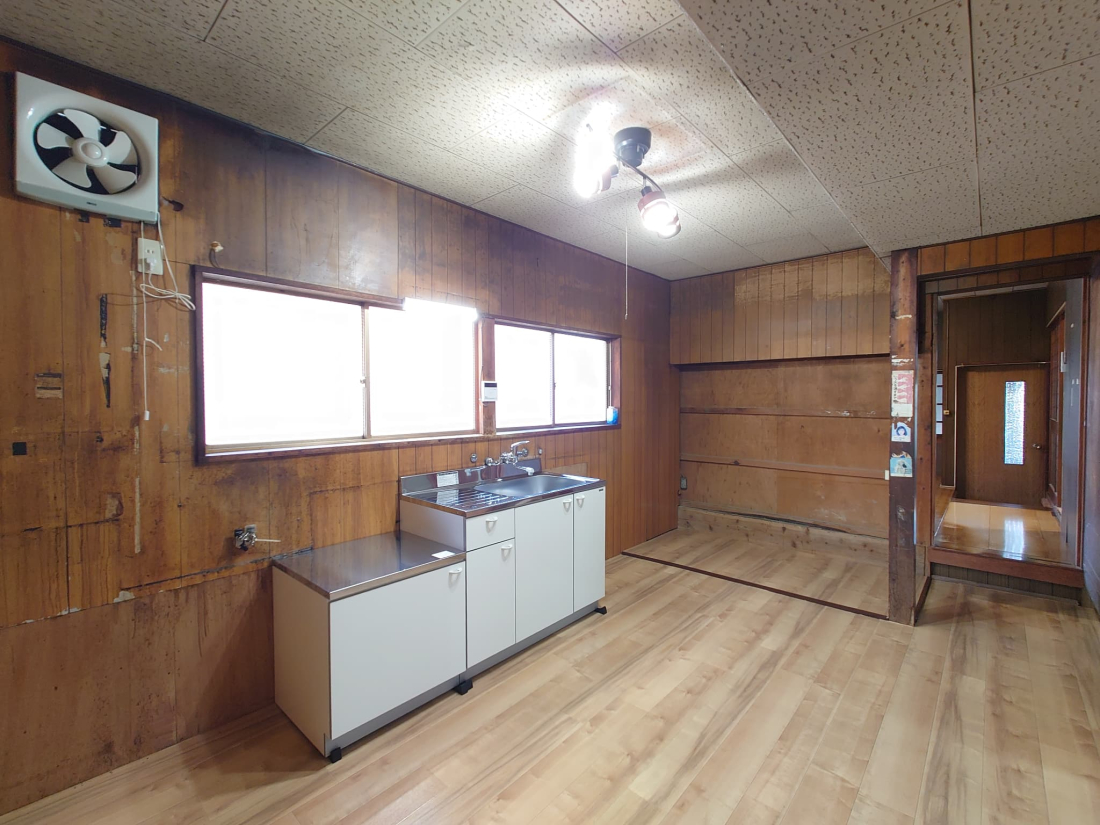 ���Ɍ������s�a�򒬂̌ˌ����݂̃L�b�`��