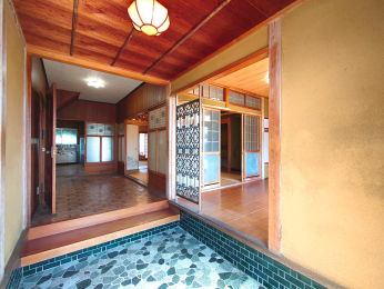 ���Ɍ������s�K���c���̌ˌ����݂̌���