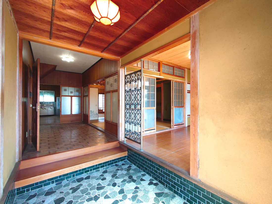 ���Ɍ������s�K���c���̌ˌ����݂̌���