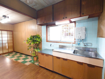 ���Ɍ����̎s���쒬�哹�̌ˌ����݂̃L�b�`��