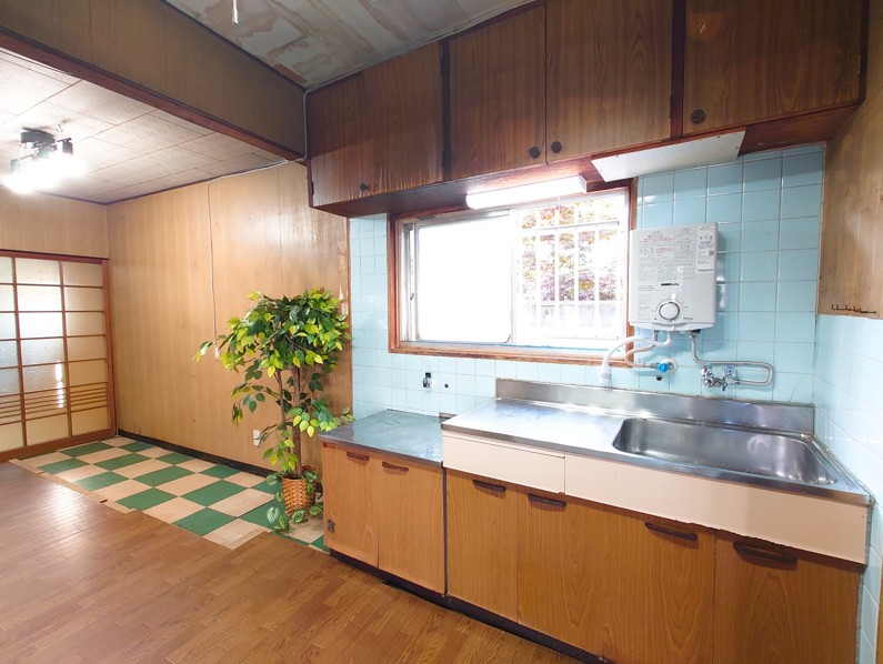 ���Ɍ����̎s���쒬�哹�̌ˌ����݂̃L�b�`��