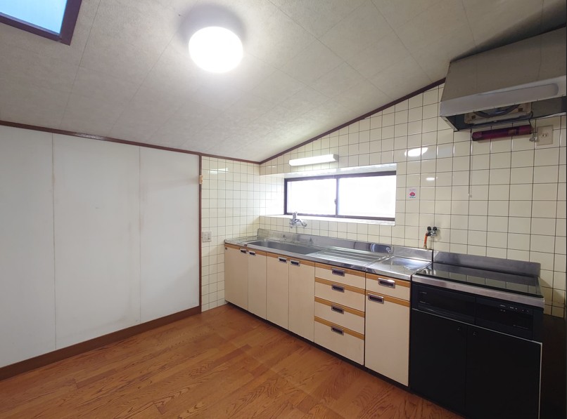 ���Ɍ����̎s�V�{���k���̌ˌ����݂̃L�b�`��