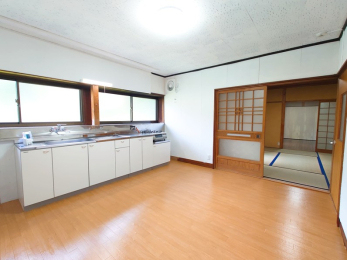 ���Ɍ����p�S���p���L���̌ˌ����݂̃L�b�`��