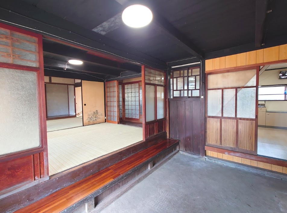 ���Ɍ����S��������V�c�̌ˌ����݂̌���